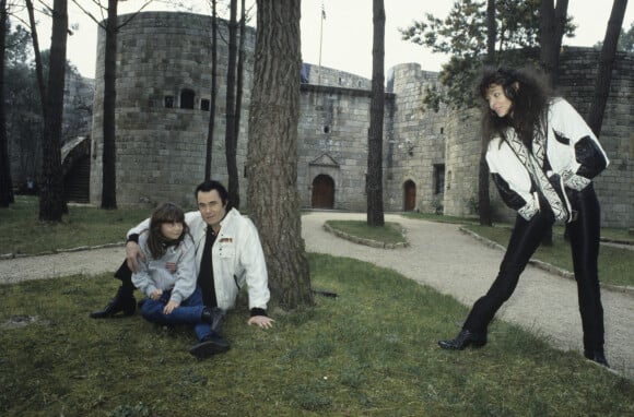 Archives - En France, chez lui, à Stirwen en Bretagne, Alain Barrière avec sa femme Anièce et sa fille Guénaëlle. Le 8 avril 1984.