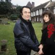 Archives - En France, chez lui, dans sa propriete près de Houdan, Alain Barrière et sa femme Anièce posant le 6 avril 1984.