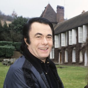 Archives - En France, chez lui, dans sa propriete près de Houdan, Alain Barrière et sa femme Anièce posant le 6 avril 1984.