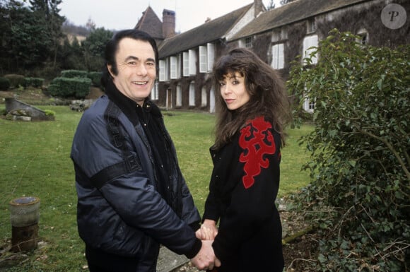Archives - En France, chez lui, dans sa propriete près de Houdan, Alain Barrière et sa femme Anièce posant le 6 avril 1984.