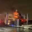 Les pompiers de Miami s'affairent pour éteindre un incendie sur un bateau appartenant au chanteur Marc Anthony. Le 18 décembre 2019.