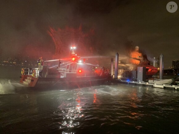 Les pompiers de Miami s'affairent pour éteindre un incendie sur un bateau appartenant au chanteur Marc Anthony. Le 18 décembre 2019.
