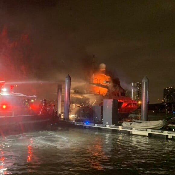 Les pompiers de Miami s'affairent pour éteindre un incendie sur un bateau appartenant au chanteur Marc Anthony. Le 18 décembre 2019.