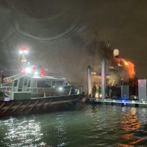 Les pompiers de Miami s'affairent pour éteindre un incendie sur un bateau appartenant au chanteur Marc Anthony. Le 18 décembre 2019.