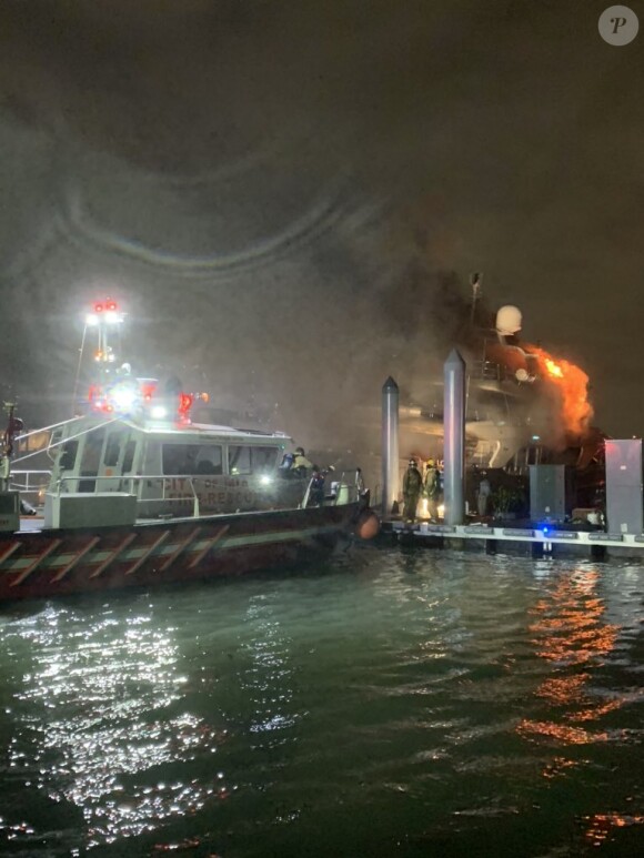 Les pompiers de Miami s'affairent pour éteindre un incendie sur un bateau appartenant au chanteur Marc Anthony. Le 18 décembre 2019.