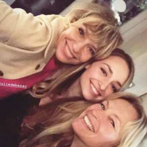 Estelle Lefébure rend visite à sa fille Emma Smet sur le tournage de "Demain nous appartient" - 19 décembre 2019, Instagram