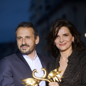 Safy Nebbou et Juliette Binoche (Prix de la meilleure actrice dans "Celle que vous croyez") - Les people posent avec leur prix lors du Festival du Film Romantique de Cabourg, le 15 juin 2019. © Giancarlo Gorassini/Bestimage