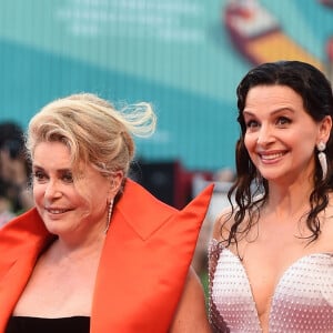 Catherine Deneuve et Juliette Binoche lors de la projection du film "La Vérité" lors de la cérémonie d'ouverture du 76ème festival du film de Venise, la Mostra, sur le Lido au Palais du cinéma de Venise, Italie, le 28 août 2019.