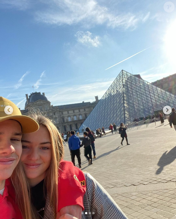 Romeo Beckham et sa petite amie Mia Regan au Louvre, à Paris. Décembre 2019.