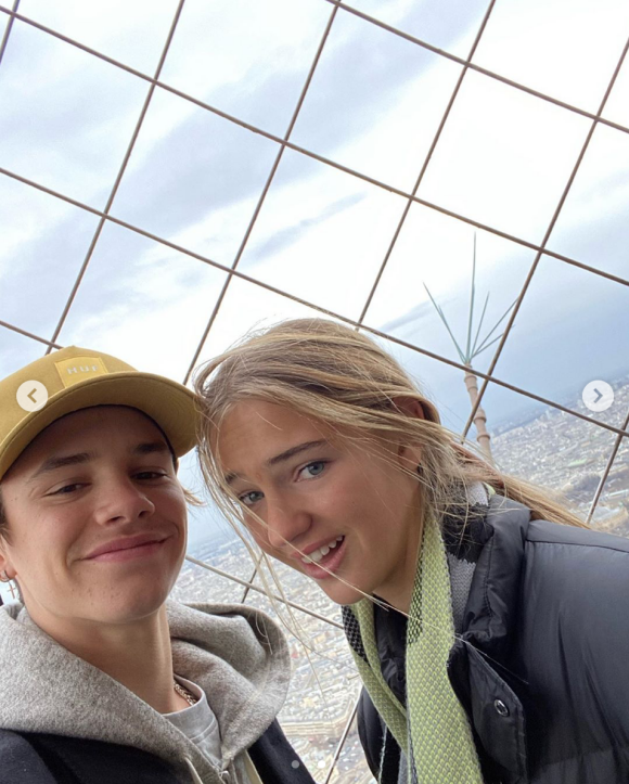 Romeo Beckham et sa petite amie Mia Regan sur le toit de la Tour Eiffel à Paris. Décembre 2019.