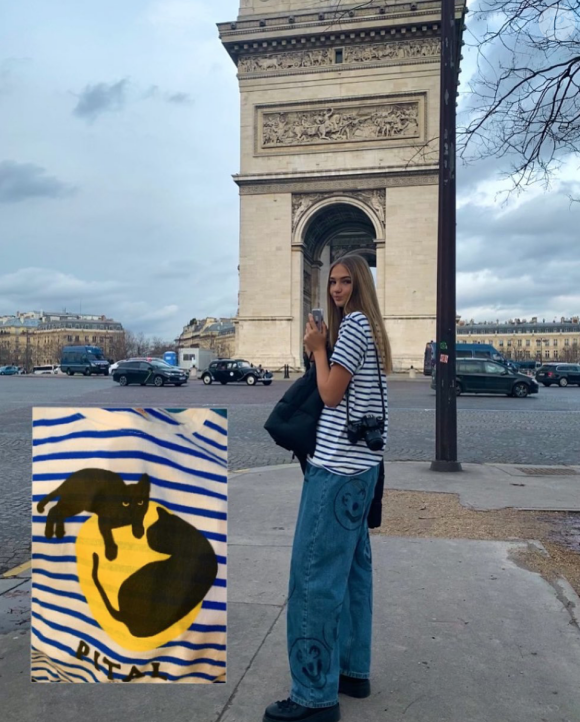 Mia Regan, la petite amie de Romeo Beckham, près de l'Arc de Triomphe. Paris, décembre 2019.