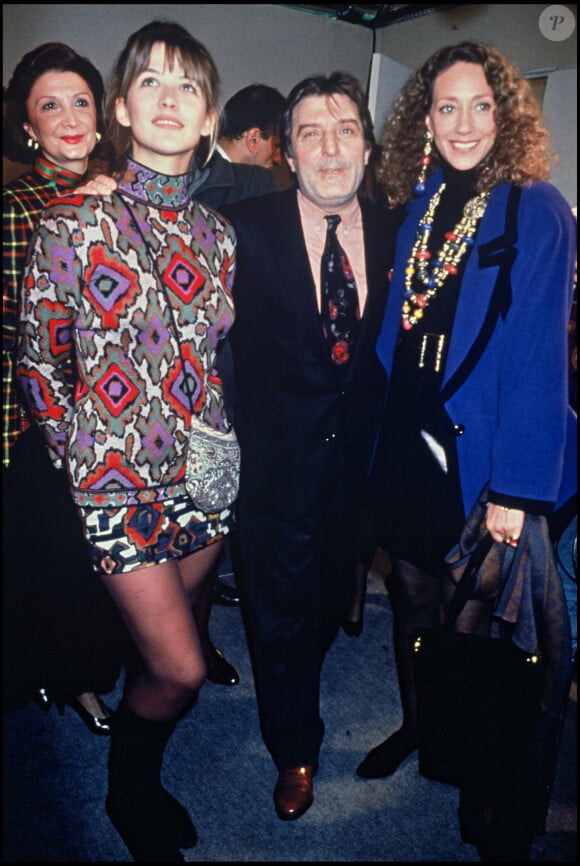Archives - Sophie Marceau, Marisa Berenson et Emanuel Ungaro, pendant un défilé à Paris en 1991.