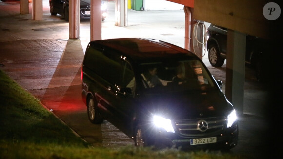 L'infante Cristina d'Espagne, son mari Inaki Urdangarin (à l'arrière) et leurs enfants Juan Valentin (siège passager), Pablo Nicolas, Miguel et Irene sont arrivés dans la soirée du 24 décembre 2019 à Vitoria au Pays basque pour fêter Noël avec la mère d'Inaki, qui bénéficiait d'une permission de sortie de prison jusqu'au samedi 28.