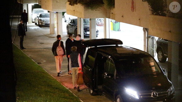 L'infante Cristina d'Espagne, son mari Inaki Urdangarin (à l'arrière) et leurs enfants Juan Valentin (siège passager), Pablo Nicolas, Miguel et Irene sont arrivés dans la soirée du 24 décembre 2019 à Vitoria au Pays basque pour fêter Noël avec la mère d'Inaki, qui bénéficiait d'une permission de sortie de prison jusqu'au samedi 28.