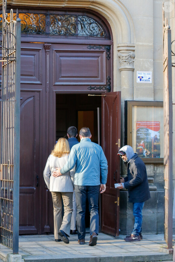 Inaki Urdangarin a pu passer Noël en famille, sorti de prison au bénéfice d'une permission de quatre jours. Le 25 décembre 2019, il est allé assister à la messe de Noël à Vitoria, au Pays basque, en compagnie de sa femme l'infante Cristina d'Espagne, sa mère Claire Liebaert, et ses enfants Juan Valentin, Pablo Nicolas, Miguel et Irene.
