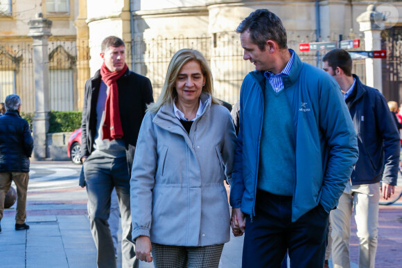 Inaki Urdangarin a pu passer Noël en famille, sorti de prison au bénéfice d'une permission de quatre jours. Le 25 décembre 2019, il est allé assister à la messe de Noël à Vitoria, au Pays basque, en compagnie de sa femme l'infante Cristina d'Espagne, sa mère Claire Liebaert, et ses enfants Juan Valentin, Pablo Nicolas, Miguel et Irene.