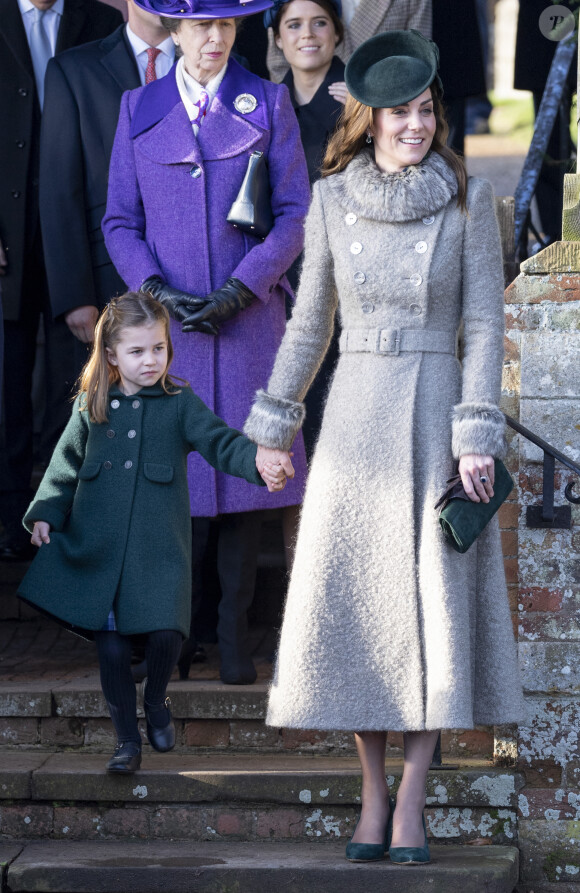 Catherine (Kate) Middleton, duchesse de Cambridge et la princesse Charlotte de Cambridge lors de la messe de Noël en l'église Sainte-Marie-Madeleine à Sandringham au Royaume-Uni, le 25 décembre 2019.