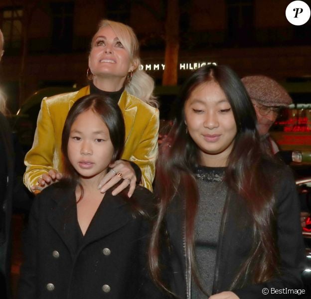 Laeticia Hallyday et ses filles Jade et Joy arrivent à la soirée "Johnny Hallyday, Un soir à l'Olympia" à Paris le 1er décembre 2019.