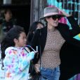 Laeticia Hallyday avec ses filles Jade et Joy au club privé Soho Warehouse en milieu d'après midi à Los Angeles le 15 décembre 2019.