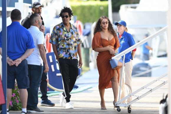 Exclusif - Beyoncé est allée passer la journée sur un yacht privé avec son mari Jay-Z, sa mère Tina Knowles et son mari Richard Lawson à Fort Lauderdale au sud-est de la Floride, le 16 novembre 2019