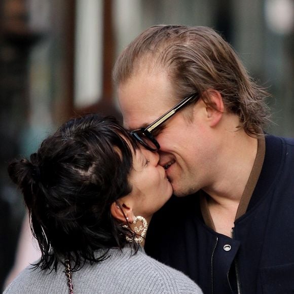 Lily Allen et David Harbour officialisent leur relation amoureuse en échangeant un baiser dans les rues de New York, le 13 octobre 2019.