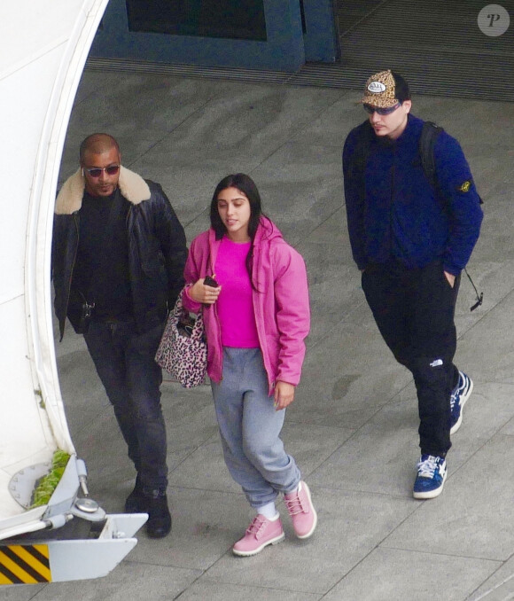 Lourdes Leon - Madonna et son supposé nouveau compagnon Ahlamalik Williams arrivent à l'aéroport de Londres le 28 décembre 2019.