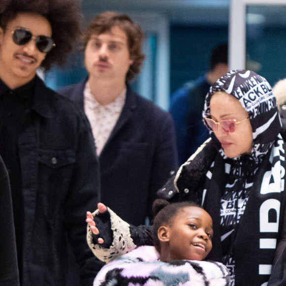 Madonna et son supposé compagnon Ahlamalik Williams à l'aéroport de New York le 27 décembe 2019. Elle est aussi accompagnée par ses jumelles Estere et Stella.