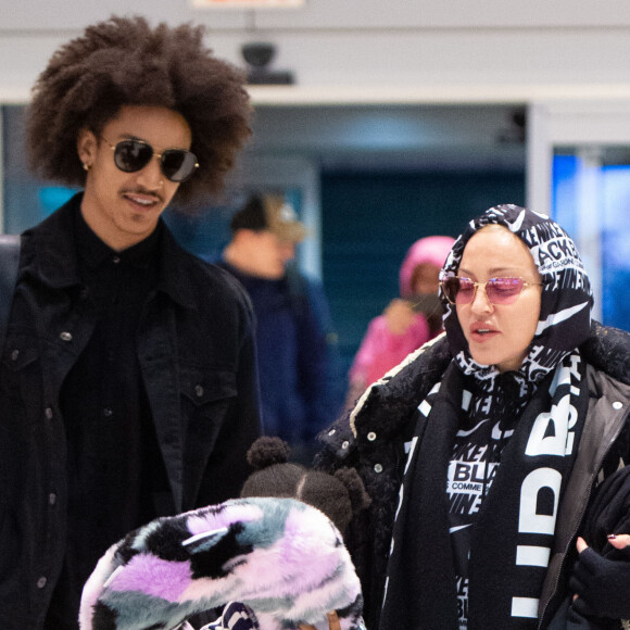 Madonna et son supposé compagnon Ahlamalik Williams à l'aéroport de New York le 27 décembe 2019. Elle est aussi accompagnée par ses jumelles Estere et Stella.