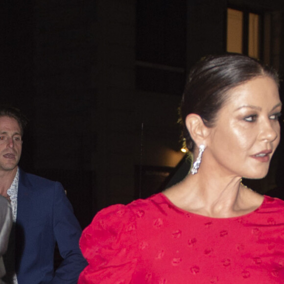 Exclusif - Michael Douglas et sa femme Catherine Zeta Jones à la sortie de leur dîner d'anniversaire (75 et 50 ans) à New York le 25 septembre 2019. Ils sont nés tous les deux le un 25 septembre mais à 25 ans d'intervalle.