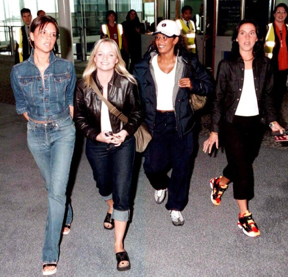 Victoria Beckham, Emma Bunton, Mel B et Mel C à l'aéroport de Londres, le 2 septembre 1998.
