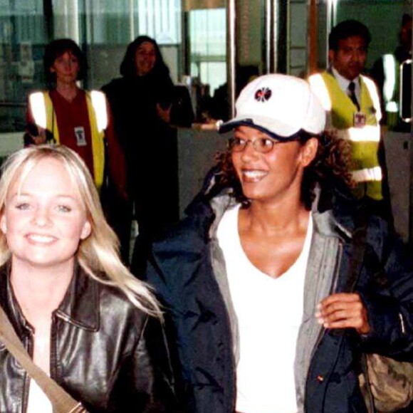 Victoria Beckham, Emma Bunton, Mel B et Mel C à l'aéroport de Londres, le 2 septembre 1998.