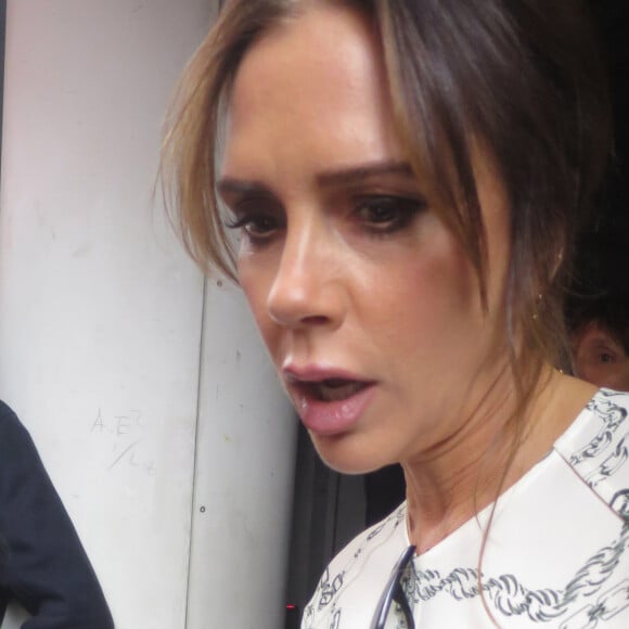 Exclusif - Victoria Beckham signe des autographes à la sortie des studios de l'émission "Breakfast Television" à Toronto au Canada, le 7 novembre 2019.