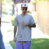 Justin Bieber et sa femme Hailey Baldwin se promènent dans les rues de Beverly Hills. Le couple fait une pause pour boire de l'eau, le 4 aout 2019.