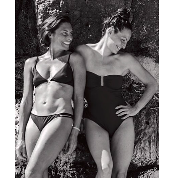 Alessandra Sublet pose en maillot de bain avec sa soeur, sur Instagram le 31 décembre 2019.