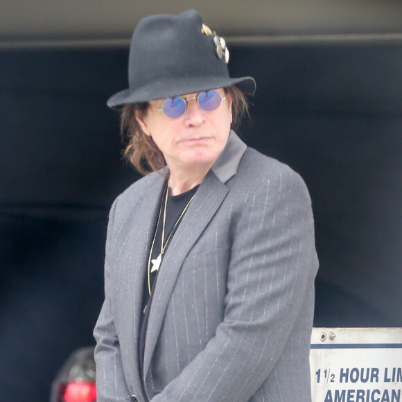 Exclusif - Sharon Osbourne aide son mari Ozzy Osbourne à rejoindre leur voiture, après leur déjeuner à Los Angeles. Le 13 janvier 2019