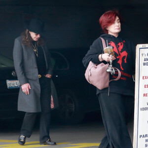Exclusif - Sharon Osbourne aide son mari Ozzy Osbourne à rejoindre leur voiture, après leur déjeuner à Los Angeles. Le 13 janvier 2019