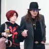 Exclusif - Sharon Osbourne aide son mari Ozzy Osbourne à rejoindre leur voiture, après leur déjeuner à Los Angeles. Le 13 janvier 2019