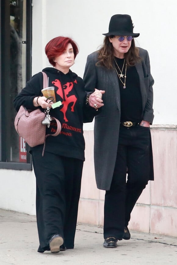 Exclusif - Sharon Osbourne aide son mari Ozzy Osbourne à rejoindre leur voiture, après leur déjeuner à Los Angeles. Le 13 janvier 2019