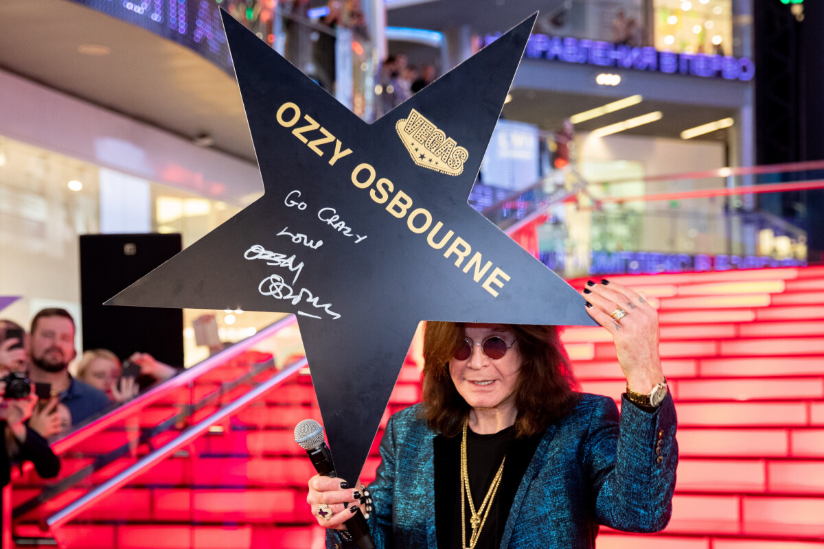 Photo Le chanteur du groupe de Heavy Metal Black Sabbath, Ozzy Osbourne, reçoit son étoile sur