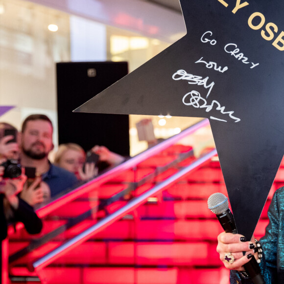 Le chanteur du groupe de Heavy Metal Black Sabbath, Ozzy Osbourne, reçoit son étoile sur le Vegas Crocus du centre commercial de Krasnogorsk, près de Moscou, le 31 mai 2018.