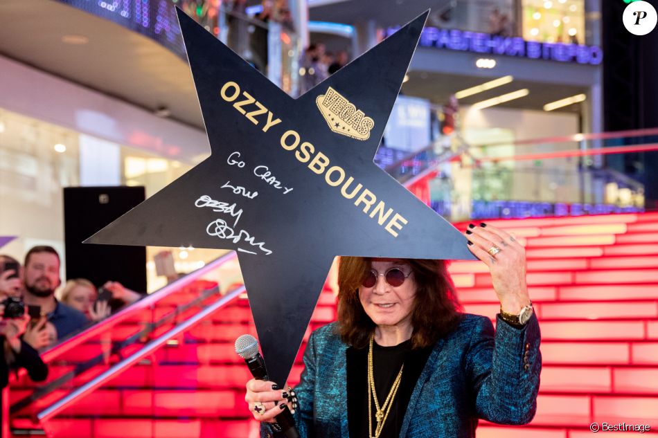 Le chanteur du groupe de Heavy Metal Black Sabbath, Ozzy Osbourne, reçoit son étoile sur le Vegas Crocus du centre commercial de Krasnogorsk, près de Moscou, le 31 mai 2018.