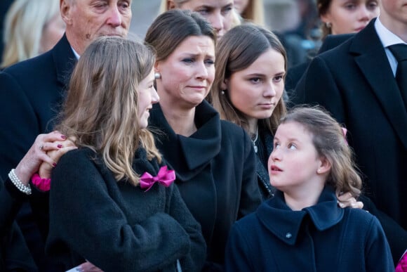<p>La princesse Märtha Louise de Norvège, ses filles Leah Isadora et Emma Tallulah, sa nièce la princesse Ingrid Alexandra, ses parents la reine Sonja et le roi Harald V de Norvège, et sa belle-soeur la princesse Mette-Marit aux obsèques d'Ari Behn, le 3 janvier 2020 à la cathédrale d'Oslo en Norvège. Ecrivain, artiste visuel et ex-époux de la princesse Märtha Louise de Norvège, mère de leurs trois filles, Ari Behn s'est donné la mort au moment de Noël.</p>