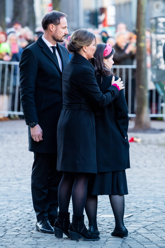 La princesse Märtha Louise de Norvège, sa fille Maud Angelica et son frère le prince Haakon lors des obsèques d'Ari Behn, le 3 janvier 2020. Ecrivain, artiste visuel et ex-époux de la princesse Märtha Louise de Norvège, mère de leurs trois filles, Ari Behn s'est donné la mort au moment de Noël.