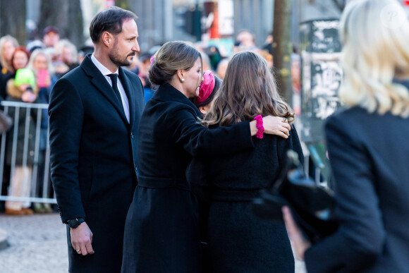 La princesse Märtha Louise de Norvège, ses filles et son frère le prince Haakon lors des obsèques d'Ari Behn, le 3 janvier 2020. Ecrivain, artiste visuel et ex-époux de la princesse Märtha Louise de Norvège, mère de leurs trois filles, Ari Behn s'est donné la mort au moment de Noël.