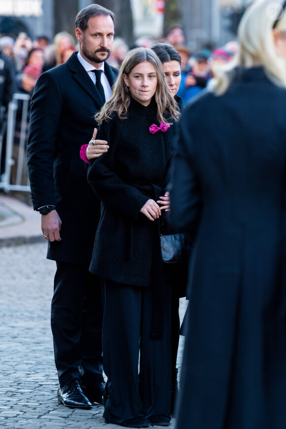 Le prince héritier Haakon de Norvège, Leah Isadora Behn et la princesse Märtha Louise lors des obsèques d'Ari Behn, le 3 janvier 2020. Ecrivain, artiste visuel et ex-époux de la princesse Märtha Louise de Norvège, mère de leurs trois filles, Ari Behn s'est donné la mort au moment de Noël.