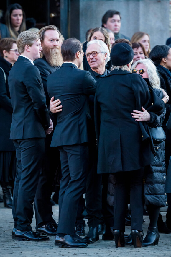 Olav Bjørshol et Marianne Behn, parents d'Ari Behn, recevant les condoléances du prince Daniel de Suède et de la princesse Laurentien des Pays-Bas lors des obsèques d'Ari Behn, le 3 janvier 2020. Ecrivain, artiste visuel et ex-époux de la princesse Märtha Louise de Norvège, mère de leurs trois filles, Ari Behn s'est donné la mort au moment de Noël.