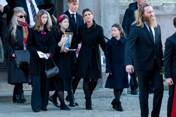 La princesse Märtha Louise de Norvège et ses trois filles, Leah Isadora, Maud Angelica et Emma Tallulah Behn, lors des obsèques d'Ari Behn, le 3 janvier 2020. Ecrivain, artiste visuel et ex-époux de la princesse Märtha Louise de Norvège, mère de leurs trois filles, Ari Behn s'est donné la mort au moment de Noël.