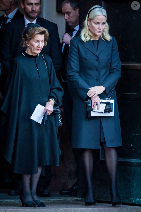 La reine Sonja et la princesse Mette-Marit de Norvège lors des obsèques d'Ari Behn, le 3 janvier 2020. Ecrivain, artiste visuel et ex-époux de la princesse Märtha Louise de Norvège, mère de leurs trois filles, Ari Behn s'est donné la mort au moment de Noël.