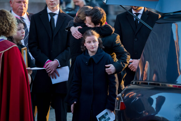 Le frère d'Ari Behn, Espen, dans les bras de la princesse Märtha Louise de Norvège, lors des obsèques d'Ari Behn, le 3 janvier 2020. Ecrivain, artiste visuel et ex-époux de la princesse Märtha Louise de Norvège, mère de leurs trois filles, Ari Behn s'est donné la mort au moment de Noël.
