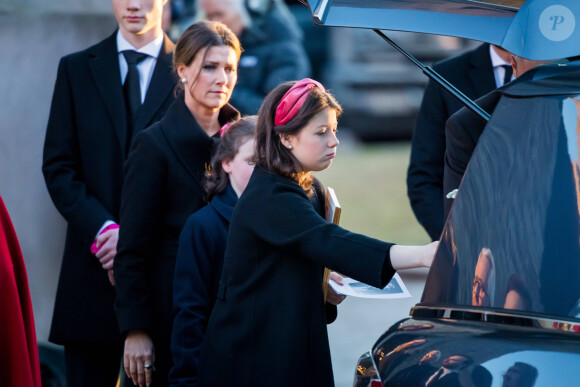 Maud Angelica Behn, sous le regard de sa mère la princesse Märtha Louise, touche une dernière fois le cercueil de son père lors des obsèques d'Ari Behn, le 3 janvier 2020. Ecrivain, artiste visuel et ex-époux de la princesse Märtha Louise de Norvège, mère de leurs trois filles, Ari Behn s'est donné la mort au moment de Noël.